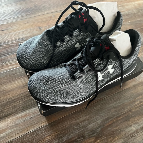 Under armour Shoes size 11.5 New in Box 3020193-006 - Picture 2 of 7